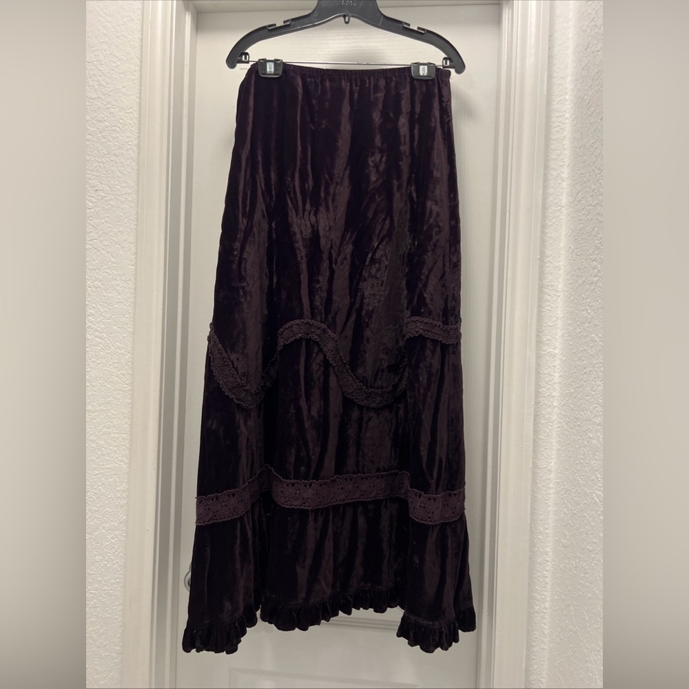 Elegant Women's Skirt - Plum Velvet - Picture 2 of 8